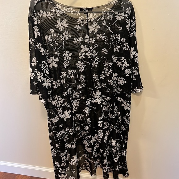 Lane Bryant. Size 22/24. Sheer, long over shirt. - Picture 5 of 6
